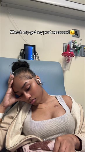 I didn’t want you guys to see me cry so I had to stop the video 😭 If I told you guys everyday was all smiles I would be lying and I want to show you guys the real!!. Yes I have my hard days and I’m so grateful for my nurses who care about me so much. Although I shedded a few tears I still ended my chemo day with a smile!!! #baddiewcancer #fcancer🎗 #chemotherapy #braincancer