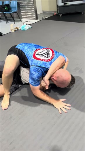 Double unders counter throw / reversal / mounting with neck release and arm bar