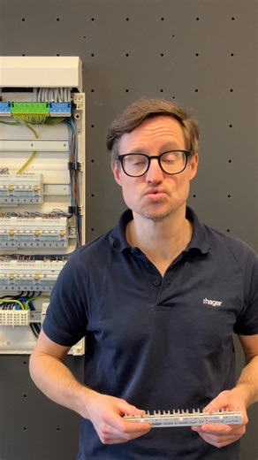 Mach auch du Schluss… 🫷 Lästiges Gefummel musst du dir nicht mehr länger gefallen lassen! 🛑 Unsere waagerechten Phasenschienen für die Einspeisung von Modulargeräten lassen sich dank quickconnect Stecktechnik ganz zum Schluss montieren – so bleibt beim Verdrahten maximaler Platz für deine Finger. 🪛 Das Ergebnis: Minimaler Arbeitsaufwand 🤏 sowie schnellere Verteilerinstallation . ⏱ Mehr über die quickconnect Stecktechnik für alle gängigen Verteilerausbauten: 🔗 https://hager.click/Schluss-mit