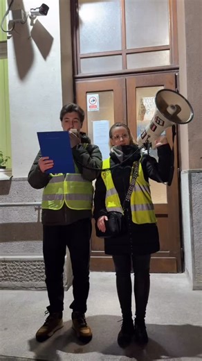 📌 Pre tačno godinu dana, studenti su uz većinsku podršku profesora, kao i Uprave Fakulteta na čelu sa dekanicom blokirali Filozofski fakultet u Nišu. ❌ Ujedno, to je bila i prva visokoškolska ustanova u gradu koja je blokirana, a čiji su primer kasnije sledili studenti svih ostalih fakulteta. 🗣️ Na večerašnjem protestu, studenti su sa okupljenim građanima i građankama sumirali proteklu godinu. Delove njihovih obraćanja poslušajte u videu. | Media i reform centar Niš
