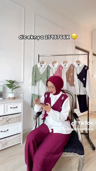 Siapa yg suka kaya gini juga ngaku 🫵 Alesannya apa sih liatin story berulang kali tuh?? 🤣 #sarifashion #dress #ootd #spilloutfit #fyp #fashion #tiktokviral #mamysari #outfit #spilloutfit