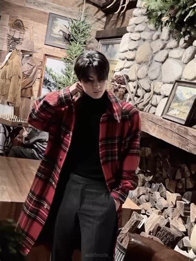 [pov chapt 22] Jay memberi isyarat pada salah satu staff. “Tolong antar kami ke ruang CCTV.” “B-baik, pak,” jawab staff itu sambil membungkuk. Kalian berjalan beriringan—kamu berjalan sedikit di belakang Jay, menundukkan wajah karena pipimu masih terasa sakit dan bibirmu perih. Wanita itu mengikuti dengan langkah penuh percaya diri, sepatu hak tinggi menghentak-hentak di lantai marmer. Lorong menuju ruang CCTV terasa sunyi. Suara sepatu dan napas tegang menjadi satu-satunya hal yang terdengar. J