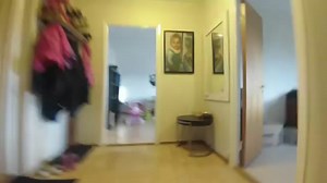 Une partie de cache cache vue par une fille de 2 ans