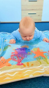 Végre egy játék, amit nem un meg a babám! 🥰 Már az első perctől imádja nézegetni – nálunk a hason fekvés is játékká vált. 🌊💛 40 000 elégedett szülő ajánlásával. 👉 Nézd meg videón, miért ilyen népszerű! | Baba Szív 1