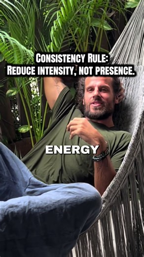 Most people think consistency means going hard every day. That’s why they burn out 🔥 Real consistency adapts 🧠 You don’t disappear on low energy days. You adjust. Lower the intensity. Keep the ritual. Protect the momentum 🛡️ This is how progress actually compounds. This is how people don’t quit. Save this for the next low-energy day. ✌️💚💯 • • #energy #adapt #discipline #work #consistency