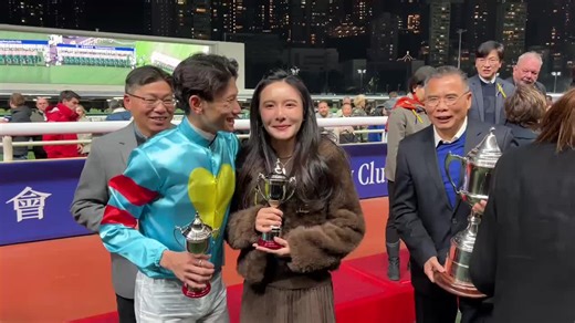 競馬 Racing King on Instagram: "周俊樂今晚(1月7日)一定最開心，最難忘，因為他在第五場騎「翠兒威威」勝出香港會挑戰盃，意義甚大，事關此駒馬主陳橋森是他女友的爸爸，現時幫未來外父贏馬兼捧盃，當然開心到暈，接受頒獎後更要錫錫女友。 #周俊樂 #翠兒威威 #未來外父 #賽馬FACTCHECK #競馬 #競馬FACTCHECK #RacingFactCheck #RacingKingHK 一App盡覽香港及海外賽馬資訊，馬迷必備，立即下載競馬App Apple(iOS): https://apple.co/47hhT5a Android: https://bit.ly/3KTaVvA —————————————————————— 記得Follow晒我哋Channel： FB：https://bit.ly/43fwz0B YT：https://bit.ly/3NFQYoW IG：https://bit.ly/3Pt8vUo 競馬網：https://racingking.hk/"