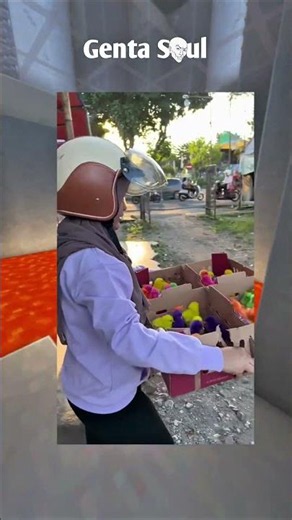 This girl bought colorful chicks and raised them until they grew up!!