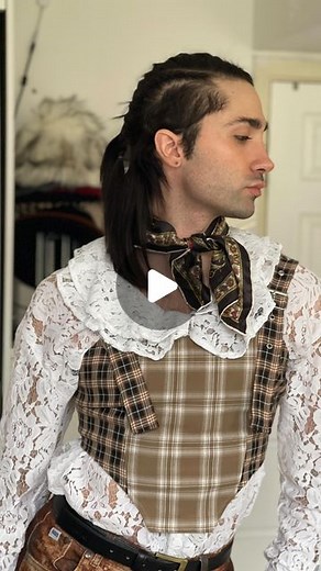 TAZARTE on Instagram: "Son cosas mías o me están saliendo pechotes? Qué bien, cuando me salgan ya podrán invitarme al hormiguero porque como lo que les gusta son “culos y tetas”. Anyway, este outfit inspirado en los marrones de la tierra me gusta bastante, estrenando corset y pantalones, en qué más dirías que está inspirado? Tiene un toque piratilla verdad? Voy a poner iconos marrones para que estén a juego con el post, ya sabes, cositas de iNflUeNcErS 🐶🐐🐕🐴🥔🥧"