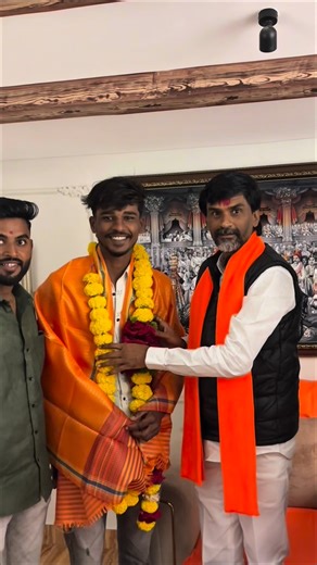 मावळा_जरांगे_पाटलांचा!!💥🔝 on Instagram: "माझ्या वाढदिवसाच्या निमित्ताने मराठ्यांचे कैवारी मराठा हृदयसम्राट संघर्षयोद्धा मनोज दादा जरांगे पाटील यांचा आज आशीर्वाद घेतला व दादांच्या शुभेच्छा नी पुढील आयुष्याचं सार्थक केलं… ❤️🙌🥹🙇🏻‍♂️ #manojjarangepatil #viral #instagood #instagram #beed"