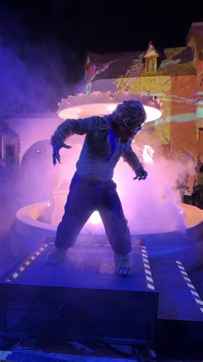 The Wolfman wasn’t just howling tonight… he was showing OFF the moves at Universal Studios Hollywood FanFest! 🕺🐺 From monster vibes to full dance party energy, this backlot experience keeps getting crazier every night. Count Gio and me had a blast 🔥🎬#viral #universalstudios #universalstudioshollywood #fyp #wolfman