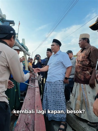 Pemprov Jateng melakukan percepatan pembangunan Tempat Pelelangan Ikan (TPI) dan dermaga apung sebagai program prioritas. Teknologi dermaga apung ini juga dilengkapi dengan proteksi akses darat, sehingga kendaraan tetap dapat masuk untuk mendukung distribusi hasil laut. Upaya ini diharapkan dapat meningkatkan aktivitas ekonomi masyarakat pesisir, sekaligus mempercepat distribusi hasil tangkapan laut agar segera sampai ke pasar. #jawatengah #tajyaisn #ahmadluthfi #gubernurjateng #wagubjateng #nel