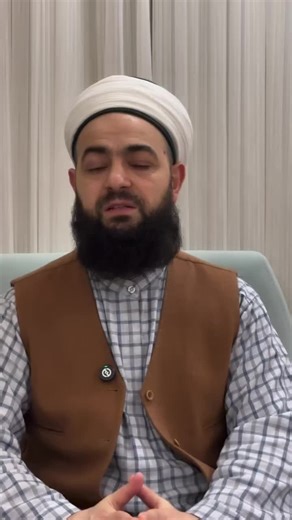 Reğaib Gecesi Kılınacak Namaz'ın Tarifi : Her kim Receb’in ilk perşembesini oruçlu geçirir, Sonra Cuma gecesi olan o gece akşamla yatsı arasında on iki rekat kılar, Her rekatta bir Fatiha, Üç kadir süresi, on iki ihlas süresi okuyup, her iki rekatta bir selam verirse namazı bitirince, اَللَّهُمَّ صَلِّ مُحَمَّدٍ النَّبِيِّ وَعَلَى آلِهِ وَسَلِّمْ “Allahumme Salli muhammedin nebiyyi âlihi ve sellim.” diye 70 kere bana salat okur, sonra secdeye kapanarak secdede, سُبُّوحٌ قُدُّوسٌ رَبُ الْمَلَاءِك