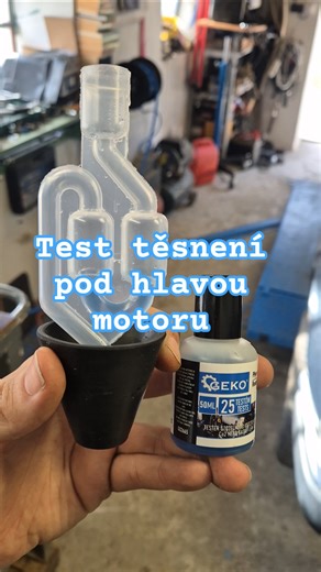 Test těsnění pod hlavou motoru.