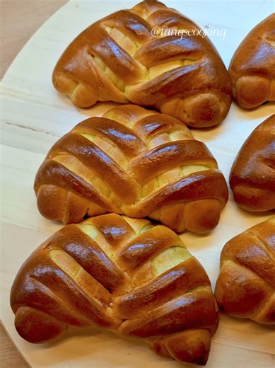 My the easiest way to shape beautiful buns! Those are very tasty! Ingredients for the dough: 75g milk 75g youghurt 10g yeast 70g sugar 10g vanilla sugar 2 eggs 120g butter/margarine 4g salt 450g bread flour Fruits filling #buns #baking #panini #brioche #булочки