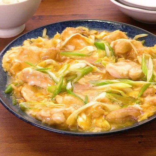 めんつゆで簡単！ 鶏むね肉とネギの親子煮のレシピ動画・作り方 | デリッシュキッチン