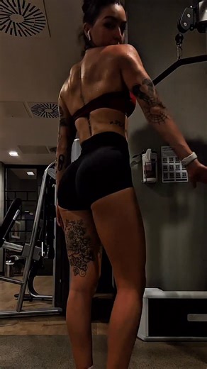 A day on my plate as a gym girly // 💊🍗🍓🥗🍫 MORNING SUPPS: @esncom daily, creatine & athlete stack powder PRE GYM MEAL: rice cakes, banana, honey & coffee POST GYM MEAL: smashed egg mayo on sourdough toast MEAL 3: @prepbygainz pesto chicken, garlic mash, tomatoes & mozzarella then a cheeky cherry Coke Zero MEAL 4: macro friendly crispy chicken mac & cheese (@_aussiefitness recipe) PRE BED: Dark chocolate & @esncom sleep powder @prepbygainz DAISY20 @esncom.uk DAISY • • • #fulldayofeating #fdoe