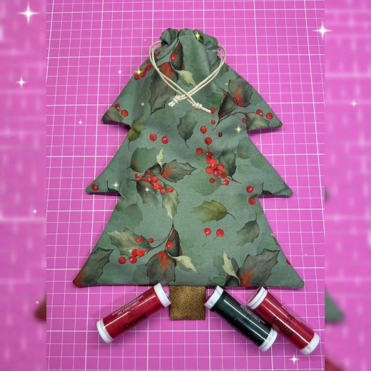 Create magical gift moments in minutes with this cozy Christmas Tree Gift Bag Template. 🎄💝Get yours👉bit.ly/4hCZ0y9 | DeVoncie Sewing