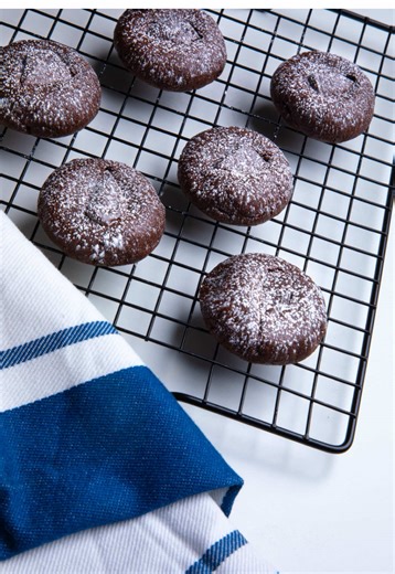 Molten core. 😌 Soft shell. Unstable center. You already know what happens next. 🇧🇭 #BahrainTikTok #BahrainDesserts #BahrainBusiness #southcookiedealer