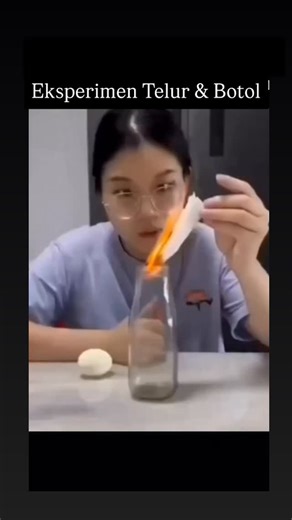 Press by ThePetalogue on Instagram: "Tahukah kamu? Dengan api dan telur rebus, kita bisa melihat langsung bagaimana tekanan udara bekerja! 💡 🔄 Prinsip sederhana, efek menakjubkan: Udara panas mengembang, udara dingin menyusut. Perbedaan tekanan dalam dan luar botol inilah yang "menyedot" telur masuk, lalu mendorongnya keluar dengan bantuan panas atau tiupan udara. Eksperimen ini adalah contoh nyata Hukum Gas Ideal dan prinsip tekanan atmosfer yang terjadi di sekitar kita. Cocok untuk proyek sa