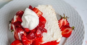 Angel food cake recipe with whipped cream and strawberries