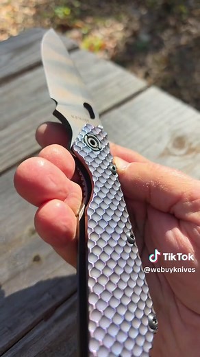 Strider SMF with a purple-esque finish 👀 Built for hard use and unmistakable presence ⚔️🔥 This one features the iconic Double Gunner Grip (DGG) — aggressively machined for maximum traction and absolute confidence in hand 💪🛠️ Born from Mick Strider’s no-nonsense design philosophy, the SMF has earned its reputation as one of the most overbuilt, purpose-driven folding knives ever produced. From the thick, battle-ready blade to the tank-like lockup, this platform is all about reliability, streng