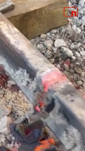 Las soldaduras de las vías, en el punto de mira: el proceso que se utiliza en España es la soldadura de termita, en el que se funden ambos extremos de los raíles para unirlos en "una sola pieza" | Noticias Cuatro