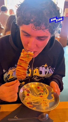 🫕 Ça vous tente une fondue… coréenne ? 🤌 Direction @jjan_paris pour découvrir une street-food très gourmande, parfaite pour l’hiver ✨ 🤤 Au menu : Cheese Dakgalbi, Bibimbap, Corn Dog, Korean Fried Chicken.. et bien plus ! 📍 Châtelet & Saint-lazare #paris #food #coree #streetfood #collaborationcommerciale | Paris ZigZag