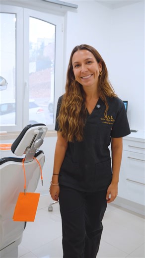 Sabia que o botox vai muito além das rugas? Na Sal Clinic utilizamos o botox não só para atenuar linhas de expressão, mas também para corrigir o sorriso gengival e tratar casos específicos de bruxismo severo. ✨ Se alguma destas situações a incomoda, agende uma consulta connosco e descubra como o podemos ajudar a recuperar o conforto e a confiança no seu sorriso. 😁 #SalClinic #Botox #SorrisoGengival #Bruxismo #MedicinaDentária #EstéticaFacial #SaúdeOral #ClínicaDentária #DentistaAlbufeira #Cuida