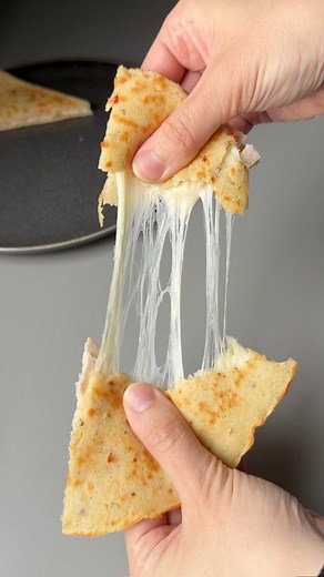 SAVORY POTATO TORTILLAS 🥔🤤 INGREDIENTS: ▪️3 medium raw potatoes ▪️240 ml (1 cup) milk ▪️200 g (7 oz / 1 ½ cups) flour ▪️1 tbsp baking powder ▪️2 eggs ▪️Spices to taste (salt, pepper, oregano, garlic powder) ▪️Filling: grated cheese and turkey (or your choice) ▪️Olive oil for cooking ⏳ Time: 20 min 🌡 Temp: Medium heat STEPS: 1️⃣ Blend the peeled potatoes with milk until smooth. 2️⃣ Add eggs, flour, baking powder, and spices. Mix until combined. 3️⃣ Pour a thin layer of batter into a non-stick 