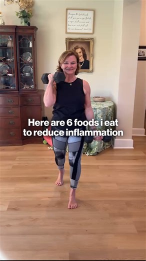 Here are the 6 anti-inflammatory foods I eat every week 🌱✨ 🫒 Extra virgin olive oil – supports heart health and reduces inflammation 🥬 Leafy greens (spinach, kale) – antioxidant-rich and support detox pathways 🐟 Oily fish (salmon, sardines) – omega-3s calm systemic inflammation 🫐 Berries – reduce oxidative stress and support cell health 🥦 Cruciferous veg (broccoli, Brussels sprouts) – support healthy estrogen metabolism 🥑 Avocados – support blood sugar stability and satiety | Dr Nancy Sta