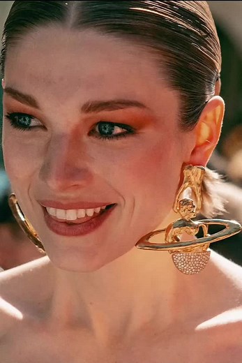 Hunter Schafer’s street-style look to attend Schiaparelli fall ‘22 #hunterschafer