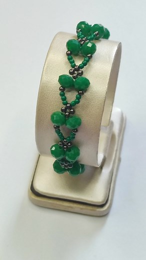 This beaded bracelet tutorial is very easy to follow, making it perfect for beginners. It only requires three types of beads: 2 mm seed beads; 2,4 mm black plated beads and 6 mm rondelle crystal beads. #tutorial #beaded #beadedbracelet #bracelettutorialforbeginners #craft | Krea3