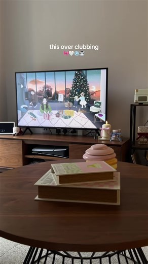 Who else is catching up on Zoella’s vlogmas 🤍✨ #stayingin #zoellavlogmas #vlogmas #zoesugg #christmasathome