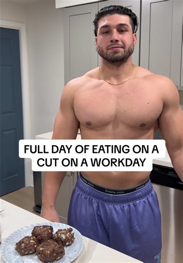 Full day of eating on a cut on a workday. Total calories: 2224 Protein - 243g Carbs - 176g Fat - 63g #fulldayofeatingonacut #cutting #fulldayofeatinginadeficit @Barebells USA