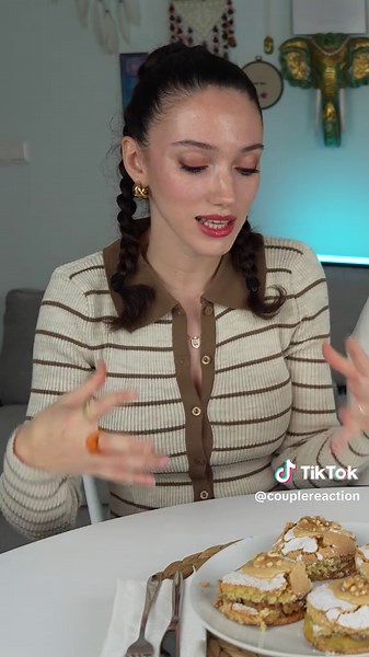 Petibörlü Elma Tatlısı 😍 Reklam değildir. Malzemeler; 🤍 Petibör Bisküvi 🤍 3 tane elma 🤍 2 yumurta 🤍 1 su bardağı un 🤍 1/2 su bardağı şeker 🤍 kabartma tozu ve vanilin 🤍 pudra şekeri, tarçın ve ceviz Yapılışı; 💫Elmaların kabuklarını soyup dilimliyoruz 💫Yağlı kâğıt serdiğimiz borcama petibörleri diziyoruz 💫Dilimlediğimiz elmaları da petibörlerin üzerine diziyoruz 💫Elmaların üstüne tarçın ve minik minik ezilmiş cevizleri serpiyoruz 💫Geniş bir kapta yumurta ve şekeri mikserliyoruz 💫Köpü