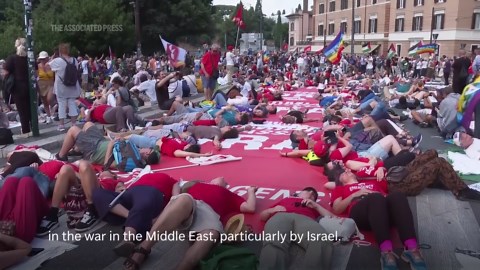 Tens of thousands protest in Rome against rearmament policies of Italy and Europe