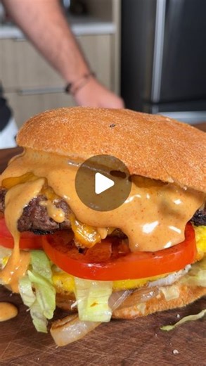 A H M E D L A H L O U on Instagram: "Sandwich beldi à la Marocaine🇲🇦🇲🇦 On peut dire que c’est le burger marocain le plus connu dans la street food, surtout à Marrakech. Lors de mes vacances au Maroc je ne manquais jamais l’occasion de déguster ce sandwich, tellement délicieux. Je suis convaincu que tous les Marocains le connaissent. La street food marocaine est vraiment unique ; essayez ce sandwich chez vous avec votre famille, surtout pour un dimanche, c’est un vrai régal. Recette⬇️⬇️ 1-J’a