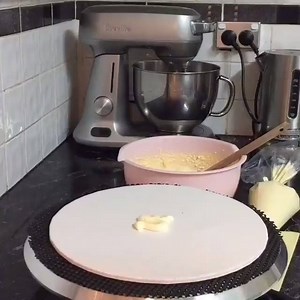 How cute is the pink ice cream cone on top of this cake? Follow Sweet Layers for more: http://bit.ly/2ddULtb SHARE IT! ❤, Cooking Panda | Cooking Panda