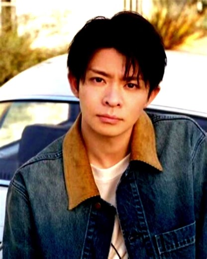 【 Number_i・岸優太 】 撮影時のオフショットを公開 芝生で読書、クラシックカーと共に…季節感あふれるスタイリングを披露