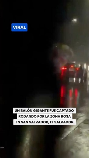 ⛈️⚽️ Balón inflable de la Copa Mundial rueda por las calles tras tormenta #elsalvador