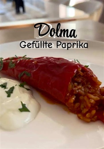 🌶️ Dolma Love! Gefüllte Paprika wie bei Mama! Zutaten: • 1 Zwiebel • 3 Knoblauchzehen • Olivenöl • 400–500 g Hackfleisch • 1 EL Tomatenmark ( etwas für die Soße) • Gewürze nach Geschmack • 1 Glas Rundkornreis, gewaschen • Paprika nach Wunsch • Heißes Wasser Brühe • Naturjoghurt zum Servieren 🥄 Zubereitung: • Zwiebel & Knoblauch in Olivenöl andünsten • Hackfleisch dazugeben und mit anbraten • Tomatenmark & Gewürze unterrühren • Reis untermischen, Pfanne beiseitestellen • Paprika füllen (nicht g
