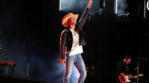 Dustin Lynch concert at Mohegan Sun Arena canceled due to illness