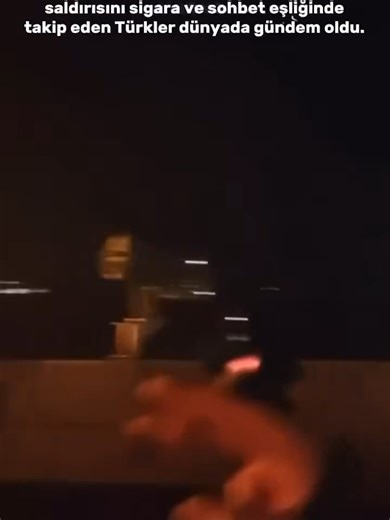 Ukrayna’nın Rusya’nın Novorossiysk limanına yaptığı saldırılar, bölgedeki Türkler tarafından görüntülendi: ➕Bak arkadan tarıyor, farkında değilsin. ➖Abi mermiler yanımıza düşüyor.