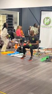 "Het alfabet" met rode en groene bal. Noem hardop de letters van het alfabet in volgorde. Bij elke letter die eindigt op een -e (dus E, Me, Ne, etc.), hef je de rode bal. Bij alle andere letters hef je de groene bal. Het is een eenvoudige oefening voor reactiesnelheid, aandacht en cognitieve flexibiliteit. Senioren trainer: Norby Walden norwaldo56@gmail.com ☎️0630507202 Volgers Followers Djalma Rudge | Norby Walden