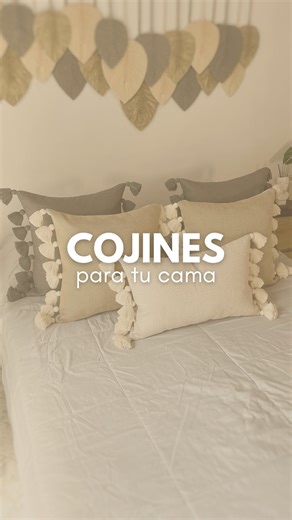 Añade un toque artesanal a tu hogar con nuestros cojines tejidos a mano, con borlas que aportan textura y calidez. Cada pieza está creada con atención al detalle, pensada para transformar tus espacios en un refugio acogedor 🫶🏠 | Asirio Macrame