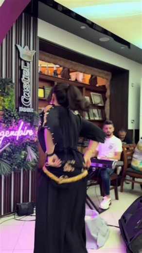 Danseuse kabyle : Ambiance traditionnelle et culturelle