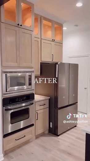Spent the last 3 months on this renovation, i love seeing it finally all come together😍 #kitchenremodel #maplecabinets #blackkitchen #kitchendesign #transformation #kitchencabinets #naturalcabinets #whiteoakfloors #blackkitchencabinets #blackisland #quartz #homerenovation #kitchenidea #interiordesign #beforeandafter