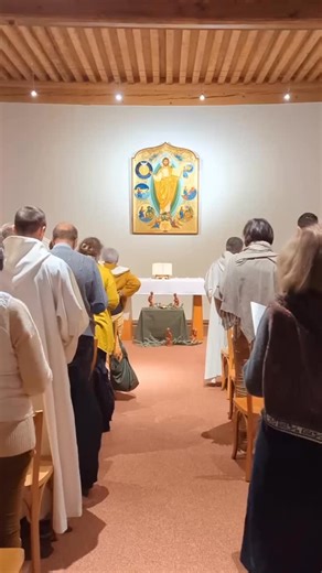 [FR] Chaque jour, les frères et sœurs de la Communauté du Chemin Neuf vivant dans une maison communautaire chantent l’office des Laudes, comme ici à l’Abbaye des Dombes. Pendant le temps de l’Avent, ce beau « Réjouissez-vous » résonnent autant dans les chapelles que dans nos cœurs. [EN] Every day, the brothers and sisters of the Chemin Neuf Community living in a community house sing Lauds, as here at the Abbaye des Dombes. During Advent season, this beautiful ‘Rejoice’ resounds as much in the ch