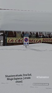 Rifugio Sapienza sull'Etna in Sicilia oggi, guardate che spettacolo! Tutto sommerso da oltre un metro e mezzo di neve fresca, non si vedono più i cartelli.. 📸❄️😍🖼️🔝☀️ Video di Giuseppe Ruffino #montagna #neve #etna #sicilia #vulcano #inverno | Passione Neve & Montagna