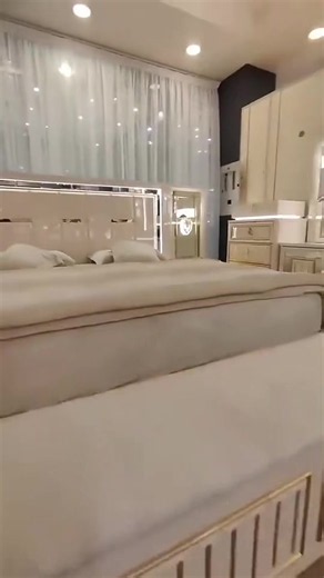 🛏️ Chambre à coucher moderne et élégante Offrez-vous un espace de repos confortable et raffiné avec cette magnifique chambre à coucher. Son design moderne, ses finitions soignées et ses matériaux de qualité apportent une touche de luxe à votre intérieur. Idéale pour créer une ambiance chaleureuse et relaxante. ✨ Confort optimal ✨ Design moderne et élégant ✨ Matériaux de qualité ✨ Disponible en plusieurs couleurs #ChambreACoucher #MeubleModerne #DécorationIntérieure #DesignModerne #MaisonDeRêve